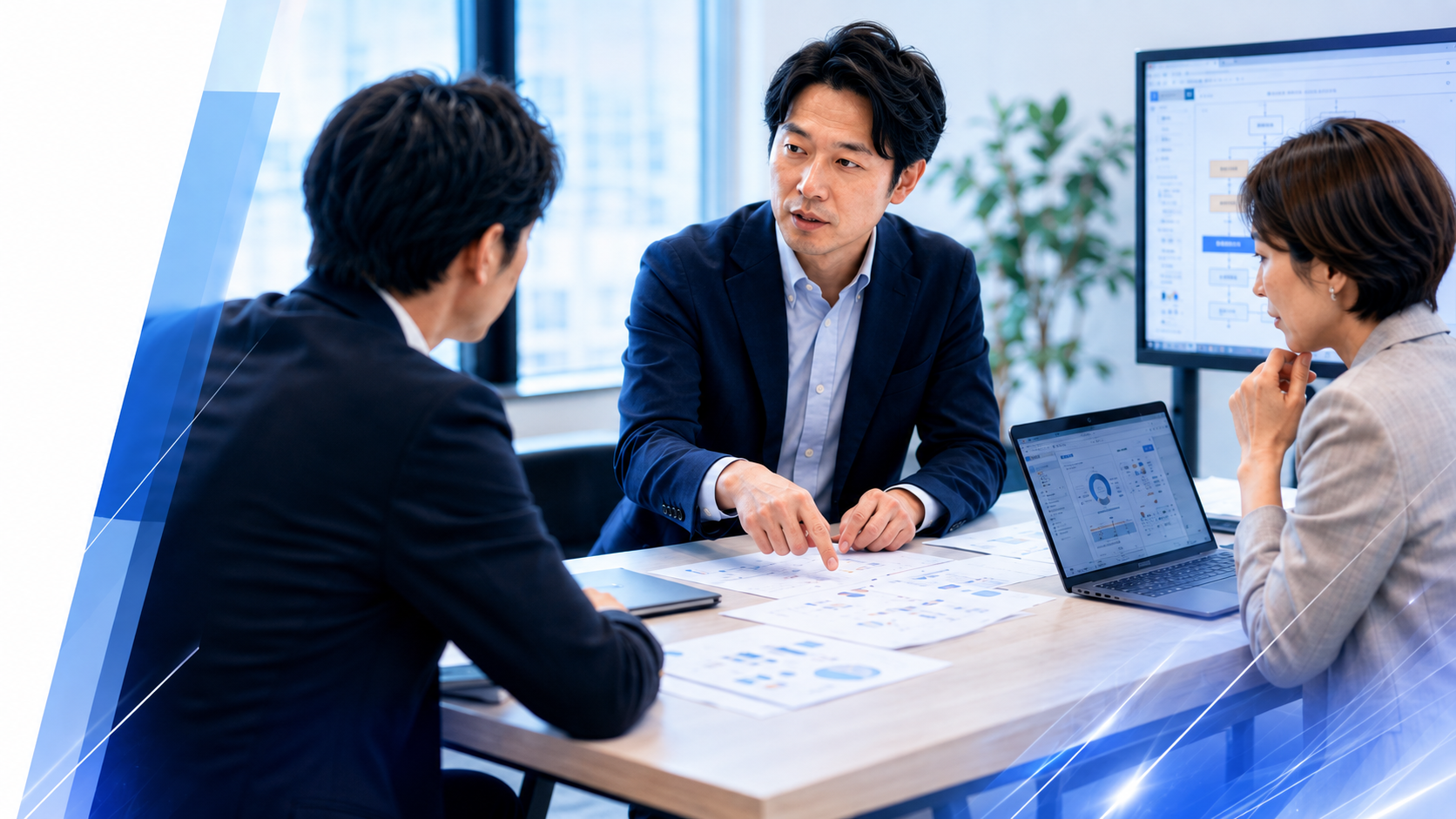 業務改善について打ち合わせるビジネスチーム